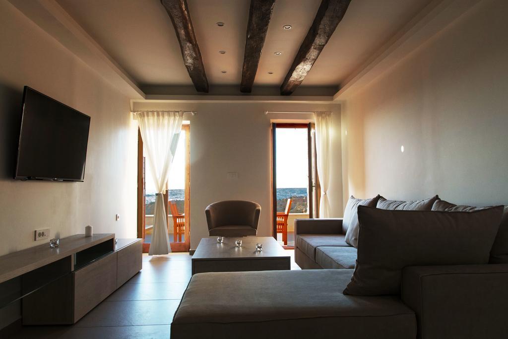 Ocean Waves Hotel Chania  Exterior photo